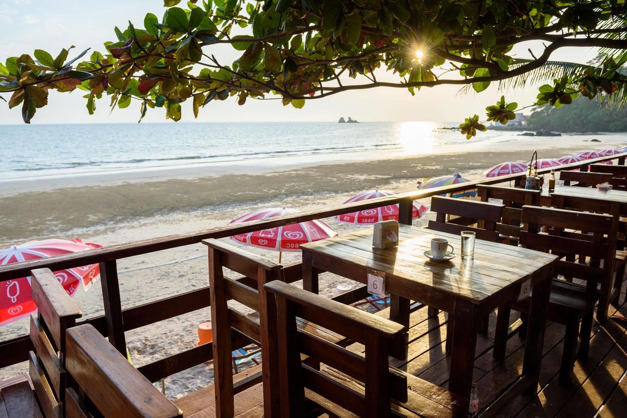Baansuan Aokhai Beach Resort Mae Phim Bagian luar foto